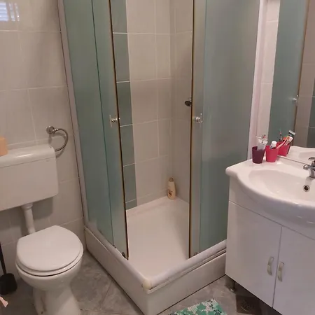 アパート Bare ゴルニ・カリン